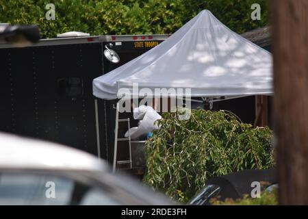 Authorities take out boxes of evidence from Rex Heuermann's house. Tents and several members of the crime lab of Suffolk County seen on the property. Investigators from the crime lab and the New York State Police Thursday, collect evidence from the storage unit of alleged Long Island New York Gilgo Beach serial killer Rex Heuermann. Crime scene investigators bring out evidence from the home and New York storage facility of Rex Heuermann in Long Island, New York on July 20, 2023. Rex Heuermann was arrested as a suspect in the Gilgo Beach serial killings. The massive police presence on First Ave Stock Photo