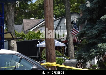 Authorities take out boxes of evidence from Rex Heuermann's house. Tents and several members of the crime lab of Suffolk County seen on the property. Investigators from the crime lab and the New York State Police Thursday, collect evidence from the storage unit of alleged Long Island New York Gilgo Beach serial killer Rex Heuermann. Crime scene investigators bring out evidence from the home and New York storage facility of Rex Heuermann in Long Island, New York on July 20, 2023. Rex Heuermann was arrested as a suspect in the Gilgo Beach serial killings. The massive police presence on First Ave Stock Photo