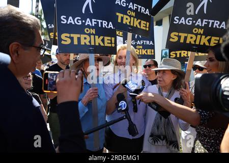 Hollywood, California, U.S.A. 20th July, 2023. Jane Fonda, and June Diane  Raphael, part of the cast of the seven-season hit Netflix TV show Grace and  Frankie, are walking the SAG-AFTRA/WGA picket line