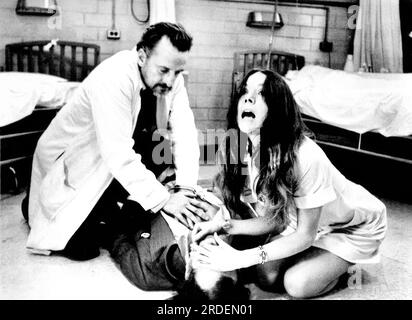 DIANA RIGG and GEORGE C. SCOTT in THE HOSPITAL (1971), directed by ARTHUR HILLER. Credit: UNITED ARTISTS / Album Stock Photo