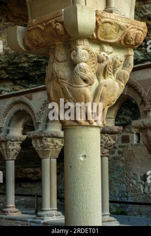 Reyes magos, capitel del claustro.Monasterio de San Juan de la Peña(s.XII-XIII) . Serrablo.Huesca.España. Stock Photo