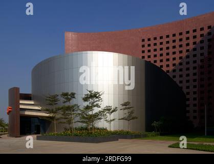 Diamond Club landscaped entrance path. Surat Diamond Bourse, Surat, India. Architect: Morphogenesis , 2023. Stock Photo