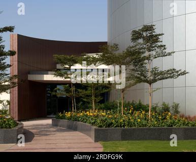 Diamond Club landscaped entrance path. Surat Diamond Bourse, Surat, India. Architect: Morphogenesis , 2023. Stock Photo