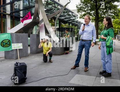 AMERSFOORT - CEO Jan Derck van Karnebeek of FrieslandCampina is talking to demonstrators from Milieudefensie Jong in front of the dairy company's head office. The youth organization wants an answer to the question of whether FrieslandCampina intends to reduce its CO2 emissions in line with the Paris Climate Agreement. ANP SEM VAN DER WAL netherlands out - belgium out Stock Photo