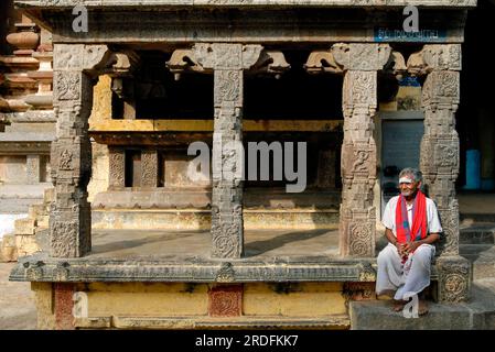 Old man sitting in front of Kandarathithan Gopuram in Virudhagireeswarar Shiva temple in Virudhachalam, Tamil Nadu, South India, India, Asia Stock Photo