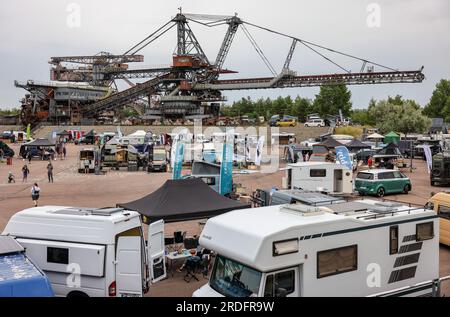 21 July 2023, Saxony-Anhalt, Grfenhainichen: Numerous motorhomes and  converted recreational vehicles are on display at the "Vanlife-Ferropolis"  festival in the dredging town of Ferropolis. Until Sunday (21.07.)  workshops and lectures are planned