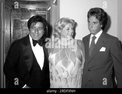 **FILE PHOTO** Tony Bennett Has Passed Away. Tony Bennett with Rosemary Clooney and Miguel Ferrer Circa 1980's Credit: Ralph Dominguez/MediaPunch Credit: MediaPunch Inc/Alamy Live News Stock Photo