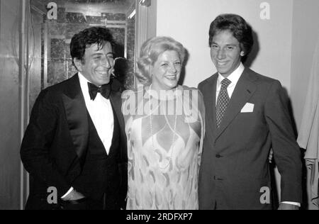 **FILE PHOTO** Tony Bennett Has Passed Away. Tony Bennett with Rosemary Clooney and Miguel Ferrer Circa 1980's Credit: Ralph Dominguez/MediaPunch Credit: MediaPunch Inc/Alamy Live News Stock Photo