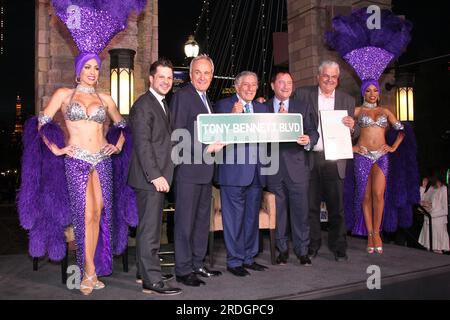 Las Vegas, USA. 19th May, 2016. May 19, 2016 Las Vegas, NV. Showgirl, Mark Shunock, Larry Ruvo, Tony Bennett, Rossi Ralenkotter, Steve Sisolak, Showgirl Keep Memory Alive Honoree Tony Bennett's Boulevard Renaming, New York-New York Hotel & Casino © JPA/AFF-USA.COM Credit: AFF/Alamy Live News Stock Photo