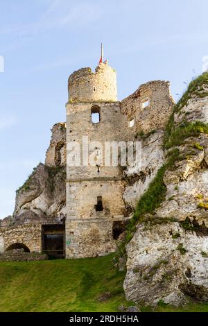 Ogrodzieniec Castle  in the rays of the sunset sun. Ruins of medieval royal castle on the limestone rocks. Krakow-Czestochowa Upland. Poland Stock Photo