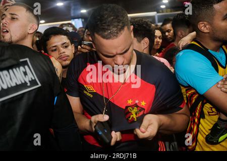 Recife, Brazil. 21st July, 2023. PE - RECIFE - 21/07/2023 - RECIFE, ARRIVAL OF DIEGO SOUZA - Torcida Sport packs Recife airport to receive Diego Souza who arrives on Friday night (21) for his third visit to Clube do Sport. Photo: Rafael Vieira/AGIF/Sipa USA Credit: Sipa USA/Alamy Live News Stock Photo