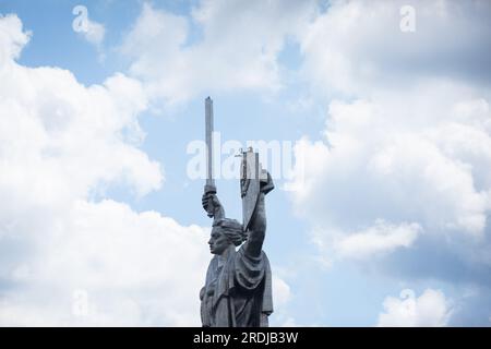 Kyiv, Ukraine. 21st July, 2023. Workers are seen preparing to dismantle the Soviet coat of arms from the shield of the Motherland sculpture in Kyiv. By the end of August 2023, the Ukrainian authorities plan to install the Ukrainian trident instead of the Soviet coat of arms on the shield of the famous statue. Ukraine has been actively conducting decommunization since 2014, refusing the names, symbols, and ideology of the Soviet era in all spheres of life. Credit: SOPA Images Limited/Alamy Live News Stock Photo