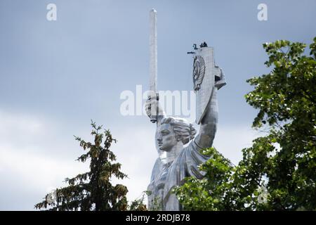 Kyiv, Ukraine. 21st July, 2023. Workers are seen preparing to dismantle the Soviet coat of arms from the shield of the Motherland sculpture in Kyiv. By the end of August 2023, the Ukrainian authorities plan to install the Ukrainian trident instead of the Soviet coat of arms on the shield of the famous statue. Ukraine has been actively conducting decommunization since 2014, refusing the names, symbols, and ideology of the Soviet era in all spheres of life. (Photo by Oleksii Chumachenko/SOPA Images/Sipa USA) Credit: Sipa USA/Alamy Live News Stock Photo