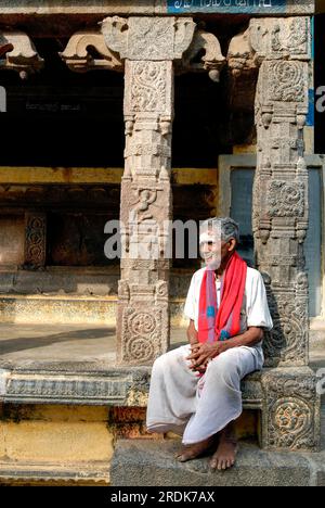 Old man sitting in front of Kandarathithan Gopuram in Virudhagireeswarar Shiva temple in Virudhachalam, Tamil Nadu, South India, India, Asia Stock Photo