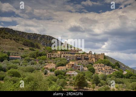 View of the town of Montsoriu on a spring noon (La Noguera, Lleida, Catalonia, Spain) ESP: Vista del pueblo de Montsoriu en un mediodía de primavera Stock Photo