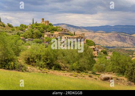 View of the town of Montsoriu on a spring noon (La Noguera, Lleida, Catalonia, Spain) ESP: Vista del pueblo de Montsoriu en un mediodía de primavera Stock Photo