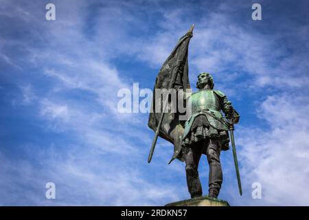 Segovia, Spain, 3.10.21. Monument to Juan Bravo, leader of the rebel Comuneros, standing in full armour, holding a flag in his right hand. Stock Photo