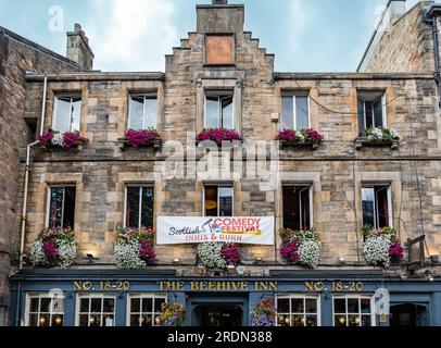 The Beehive Inn exterior during festival fringe, Grassmarket, Edinburgh, Scotland, UK Stock Photo