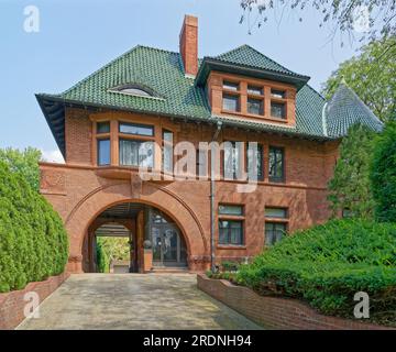 Clinton Hill Historic District: 241 Clinton Avenue/224-232 Waverly Avenue, Charles Millard Pratt House, designed by William Tubby and built in 1893. Stock Photo