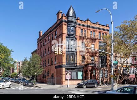 Clinton Hill Historic District: 233 Greene Avenue, Le Grand, a Romanesque/Queen Anne style apartment building built in 1894. Stock Photo