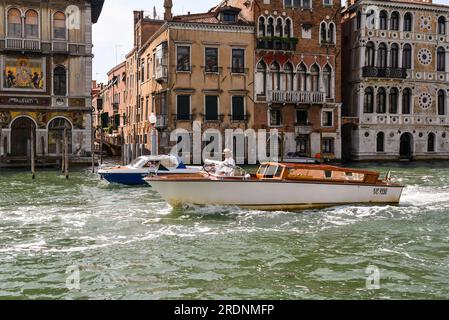 Boats on the Grand Canal in front of (from left) Palazzo Salviati, Palazzo Barbaro Wolkoff and Cà Dario, sestiere of Dorsoduro, Venice, Veneto, Italy Stock Photo