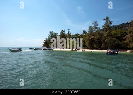 Langkawi, Malaysia - Dec 24, 2018: Boats transport tourists to visit the beautiful beach in Pulau Beras Basah in sunny day, Langkawi, Malaysia. - Pass Stock Photo