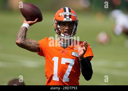 Cleveland Browns rookie Dorian Thompson-Robinson (17) calls a play during  the NFL football team's rookie minicamp in Berea, Ohio, Friday, May 12,  2023. (AP Photo/Phil Long Stock Photo - Alamy