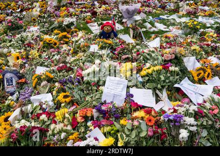 People gathering in Trafalgar Square in London days after the death of Queen Elizabeth Stock Photo