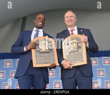 LOOK: Fred McGriff, Scott Rolen have Hall of Fame plaques unveiled