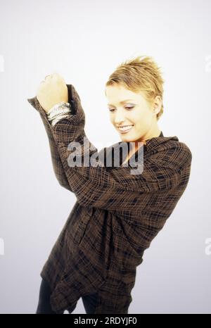 Annette Schreiber, deutsche Schauspielerin, bekannt u.a. durch die Fernsehserie 'Geliebte Schwestern', bei einem Personality-Fotoshooting im Studio, Deutschland 1997. Stock Photo