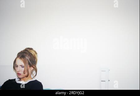 Annette Schreiber, deutsche Schauspielerin, bekannt u.a. durch die Fernsehserie 'Geliebte Schwestern', bei einem Personality-Fotoshooting im Studio, Deutschland 1997. Stock Photo