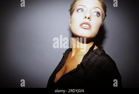 Annette Schreiber, deutsche Schauspielerin, bekannt u.a. durch die Fernsehserie 'Geliebte Schwestern', bei einem Personality-Fotoshooting im Studio, Deutschland 1997. Stock Photo