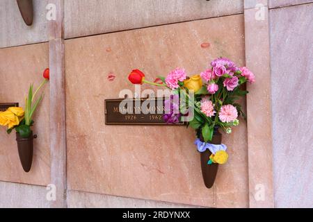 Los Angeles, California: MARILYN MONROE grave at Pierce Brothers Westwood Village Memorial Park Cemetery and Mortuary Stock Photo