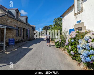 (C) Denis TRASFI / MAXPPP - France, Bretagne, Morbihan, île d'Arz (à proximité de l'Île-aux-Moines) le 22 juillet 2023 - Ruelle du bourg avec un rando Stock Photo