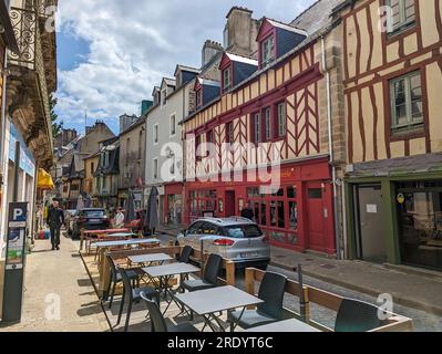 (C) Denis TRASFI / MAXPPP - France, Bretagne, Morbihan, Ville de Vannes le 21 juillet 2023 - Rue avec maisons mansardées / France, Brittany, Morbihan, Stock Photo