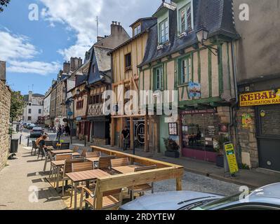 (C) Denis TRASFI / MAXPPP - France, Bretagne, Morbihan, Ville de Vannes le 21 juillet 2023 - Rue avec maisons mansardées / France, Brittany, Morbihan, Stock Photo