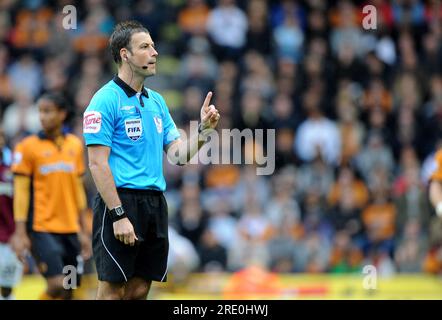 Referee Mark Clattenburg Soccer - Barclays Premier League -Wolverhampton Wanderers v West Ham United 16/10/2010 Stock Photo