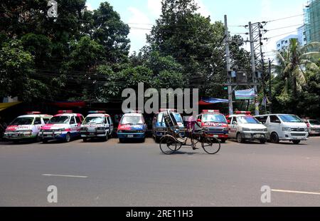 July 24, 2023, Chittagong, Chittagong Medical College Hospi, Bangladesh: July 24, 2023. Chittagong, Bangladesh : A line of private ambulances parked in front of the Chittagong Medical College Hospital in Bangladesh.Bangladesh Ambulance Malik Kalyan Samiti has announced the suspension of ambulance movement across the country for an indefinite period to realize 6-point demands including making toll free and formulating policies for ambulance movement on all roads and bridges of the country.The organization said that the movement of ambulances will be stopped across the country from 12 o'cloc Stock Photo