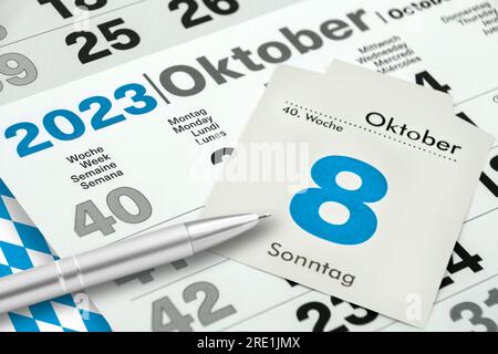 Deutscher Kalender 8.Oktober 2023 Sonntag und Wahl in Bayern Stock Photo