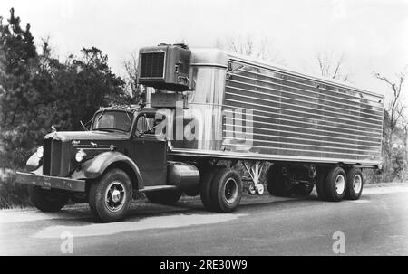 United States:  c. 1947 A Mack truck hauling a refrigerated semi trailer. Stock Photo