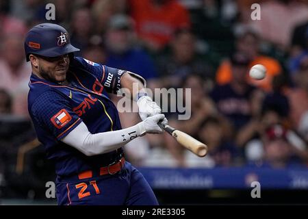 St. Petersburg, FL USA; Tampa Bay Rays first baseman Yandy Diaz (2) gets  the last out on Houston Astros designated hitter Yainer Diaz (21) who  grounde Stock Photo - Alamy