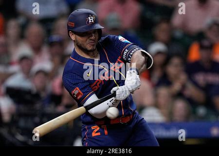 St. Petersburg, FL USA; Tampa Bay Rays first baseman Yandy Diaz (2) gets  the last out on Houston Astros designated hitter Yainer Diaz (21) who  grounde Stock Photo - Alamy