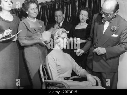 Williams, Leila, * 1937, British beauty queen and television presenter, fitting different hats, ADDITIONAL-RIGHTS-CLEARANCE-INFO-NOT-AVAILABLE Stock Photo