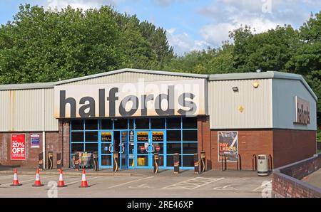 Halfords, Leicester St, Northwich, Cheshire, England, UK, CW9 5LG Stock Photo