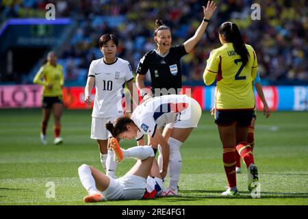 Sydney, Australia. 25th July, 2023. Referee, Rebecca Welch speaks to Manuela Vanegas of Colombia during the FIFA Women's World Cup 2023 between Colombia and Korea Republic at Sydney Football Stadium on July 25, 2023 in Sydney, Australia Credit: IOIO IMAGES/Alamy Live News Stock Photo