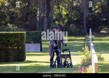 Sir Michael Caine as Bernard Jordan in The Great Escaper on location at Brookwood Military Cemetery Stock Photo