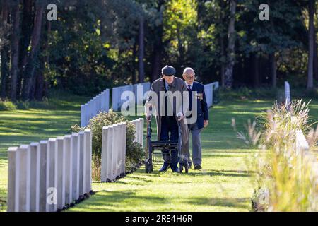 Sir Michael Caine as Bernard Jordan in The Great Escaper on location at Brookwood Military Cemetery Stock Photo