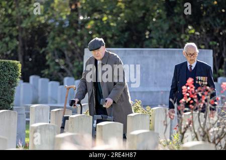 Sir Michael Caine as Bernard Jordan in The Great Escaper on location at Brookwood Military Cemetery Stock Photo