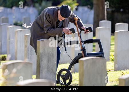 Sir Michael Caine as Bernard Jordan in The Great Escaper on location at Brookwood Military Cemetery Stock Photo