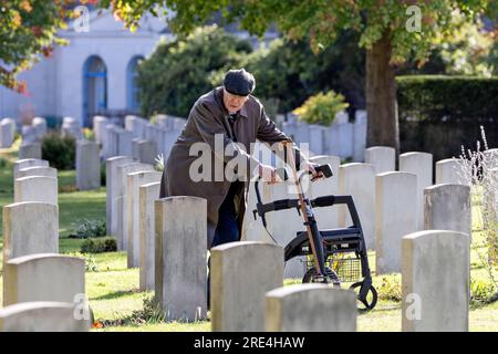 Sir Michael Caine as Bernard Jordan in The Great Escaper on location at Brookwood Military Cemetery Stock Photo